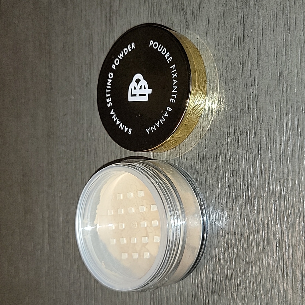 BELLÁPIERRE COSMETICS Banana Setting Powder in "Light"